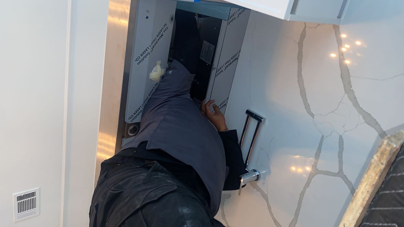 Horno empotrado siendo instalado en su hueco