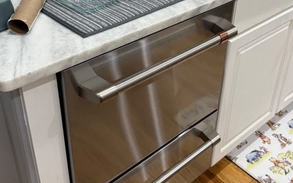 Double drawer dishwasher installed under the countertop