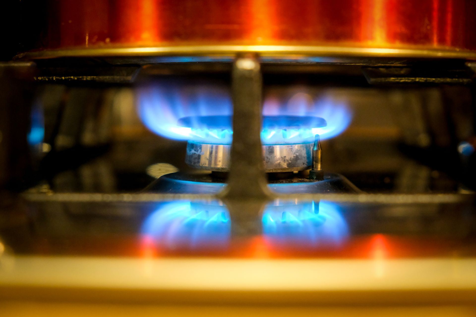 Quemador de gas con la llama encendida