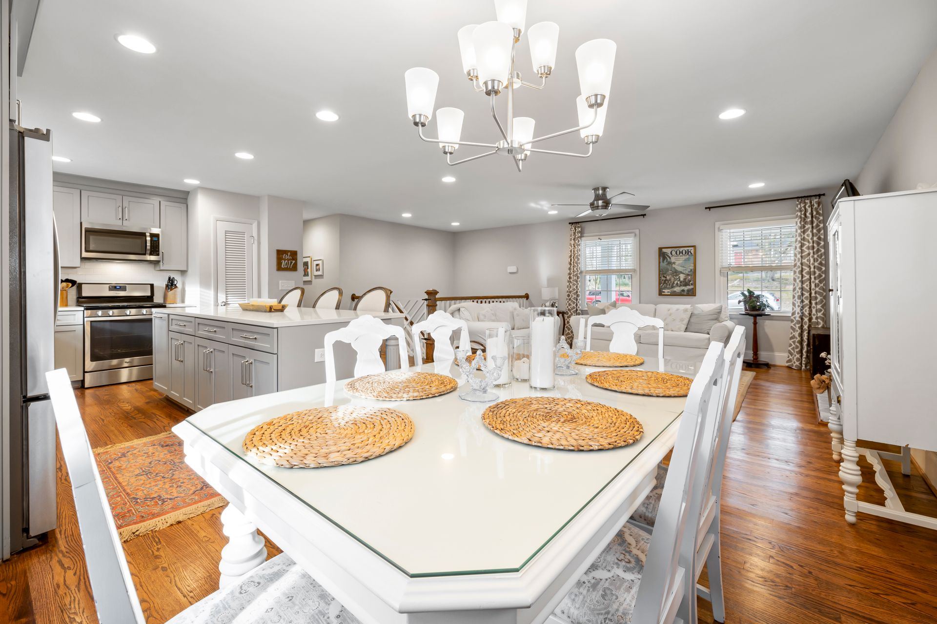 Salón y cocina abiertos de una vivienda americana