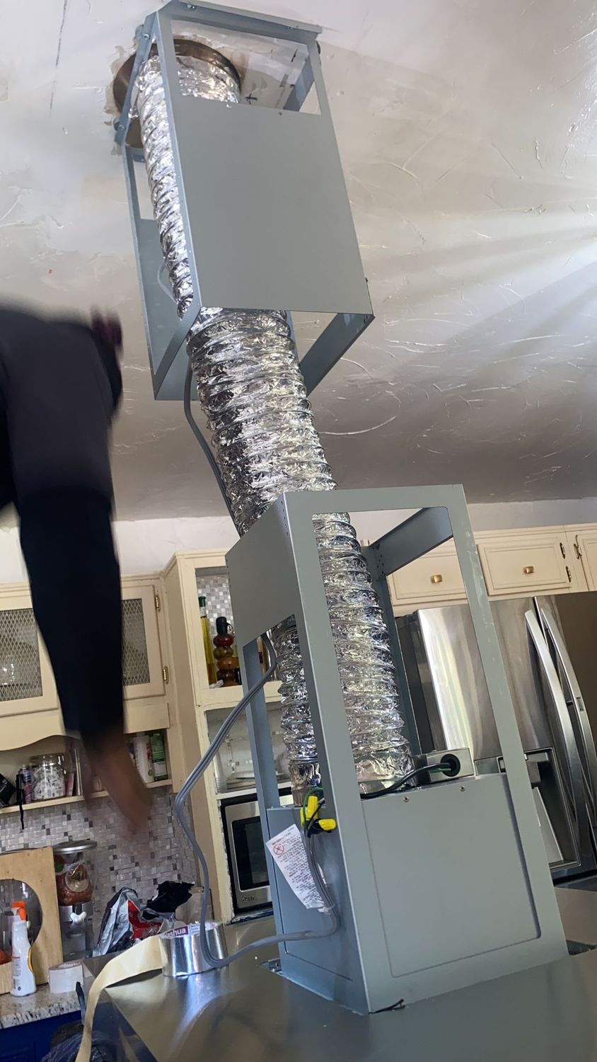 Estructura de la campana de isla montada en el techo con el conducto conectado